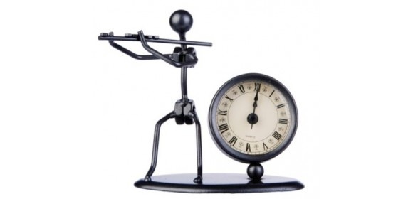 Skulptur mit Uhr Flöte